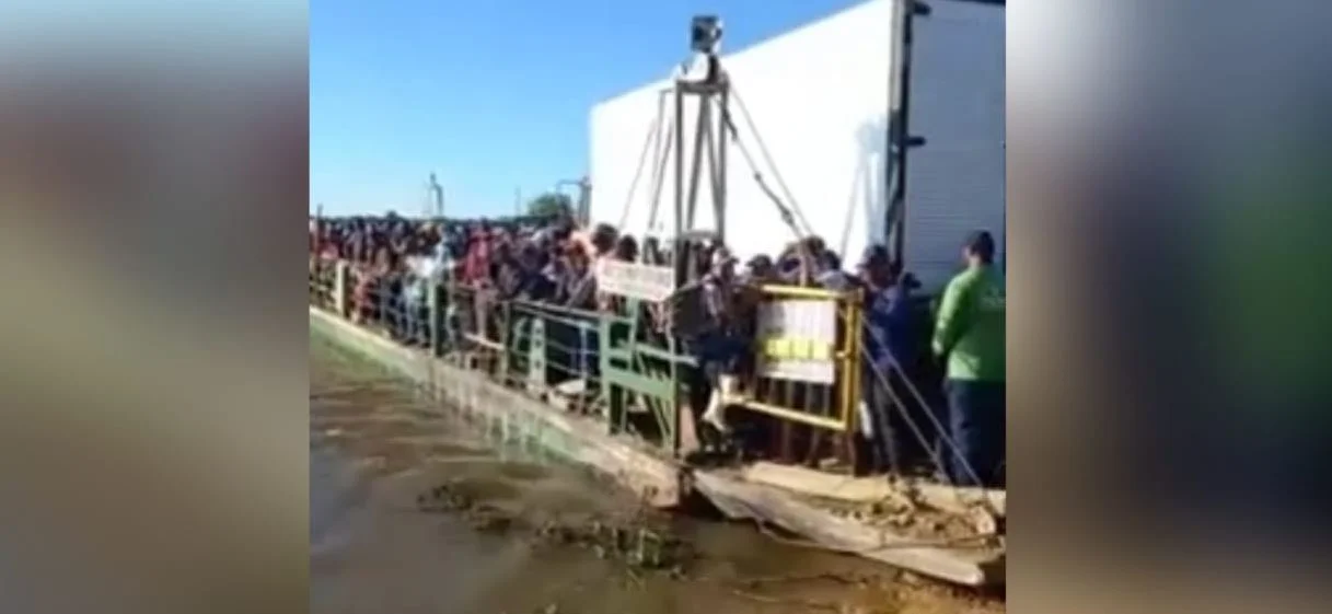 Vídeo mostra balsa lotada iniciando travessia no rio São Francisco em Minas Gerais