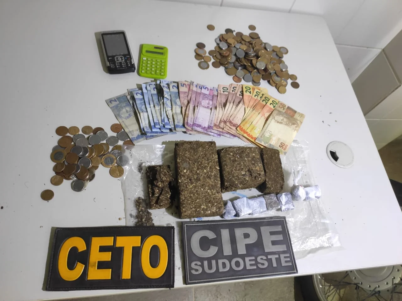 Homem foi preso em flagrante traficando drogas no centro de Guanambi