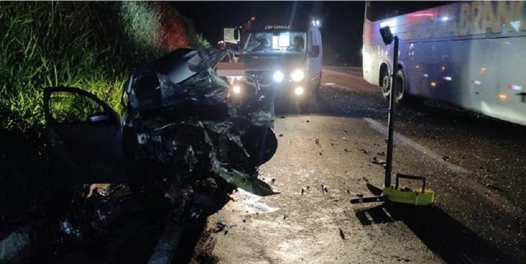 Duas pessoas morreram após ônibus com destino a Vitória da Conquista se envolver em acidente em Minas Gerais