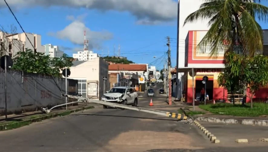 Motorista confundiu pedais e bateu veículo contra poste no Centro de Guanambi
