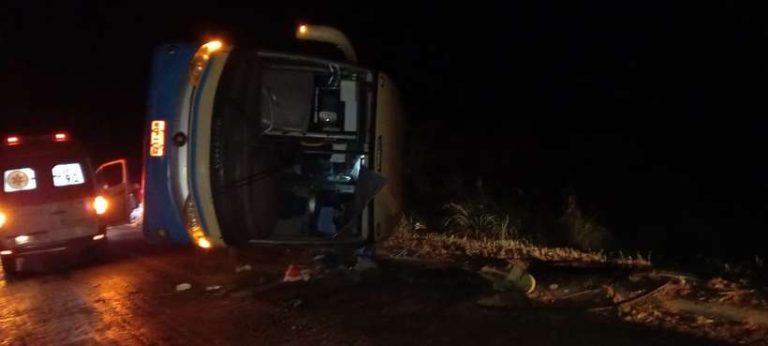 Criança morreu após ônibus que saiu de Vitória da Conquista para São Paulo tombar em Minas