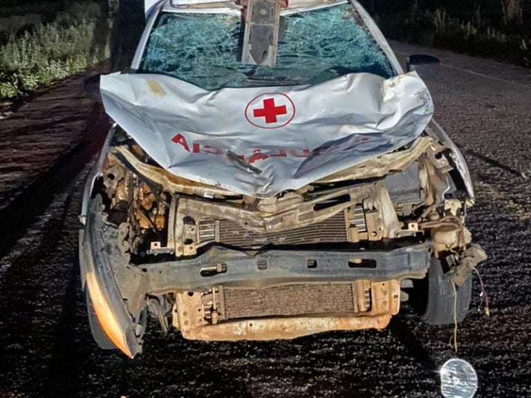Ambulância ficou parcialmente destruída após colidir com cavalo em Brumado