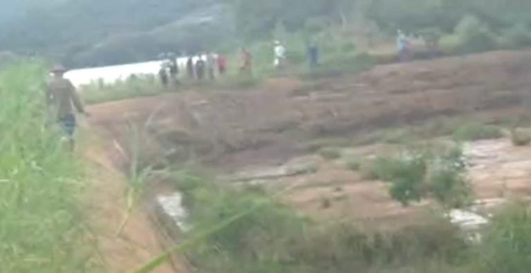 Curiosos se arriscam para ver de perto a cheia da barragem de Ceraíma