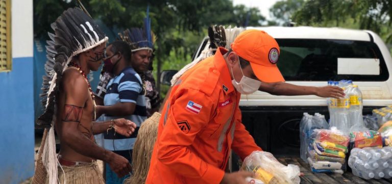 Bombeiros levaram água e alimentos para indígenas isolados na região de Barreiras