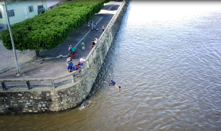 Adolescentes e jovens se arriscam pulando de paredão às margens do rio São Francisco em Carinhanha
