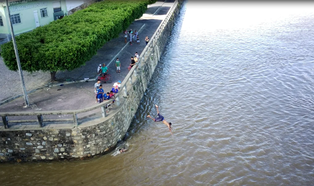 Adolescentes e jovens se arriscam pulando de paredão às margens do rio São Francisco em Carinhanha