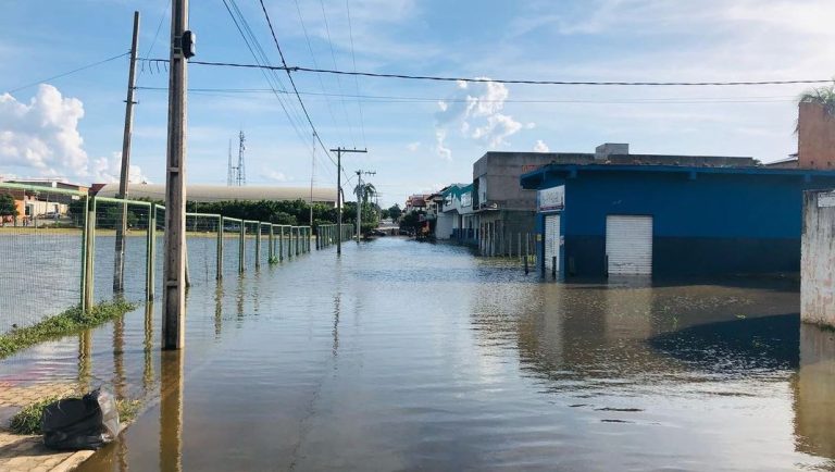 Águas do rio São Francisco avançam lentamente pelas ruas da última cidade em Minas Gerais
