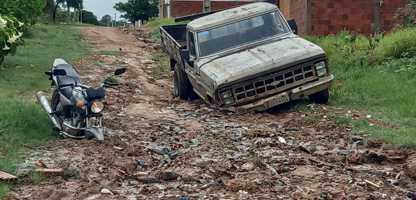 Estradas vicinais e ruas não pavimentas estão em estado crítico em Guanambi após 480 mm de chuva em um mês