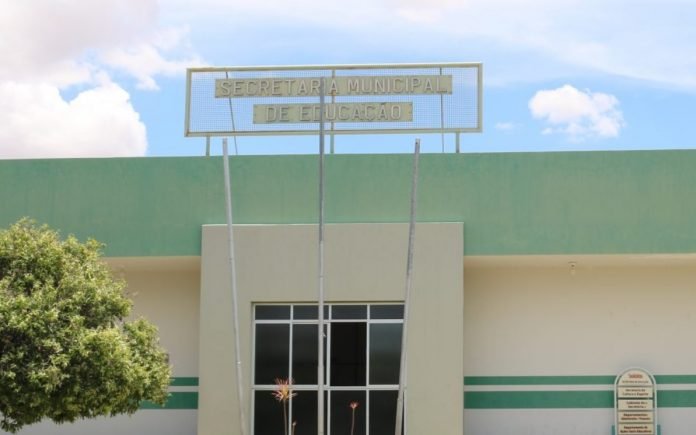 Imagem mostra fachada da secretaria de Educação de Guanambi - Processo Seletivo da Prefeitura de Guanambi