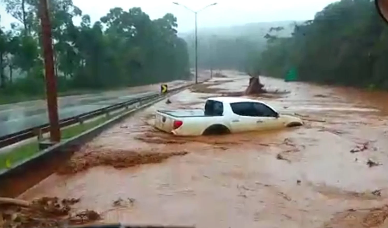 Dique de barragem de rejeito transborda, causa alagamentos e interdita rodovia em Minas Gerais