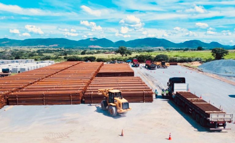 Remessa de trilhos vindos da China para Fiol II chegou ao canteiro de obras em Guanambi