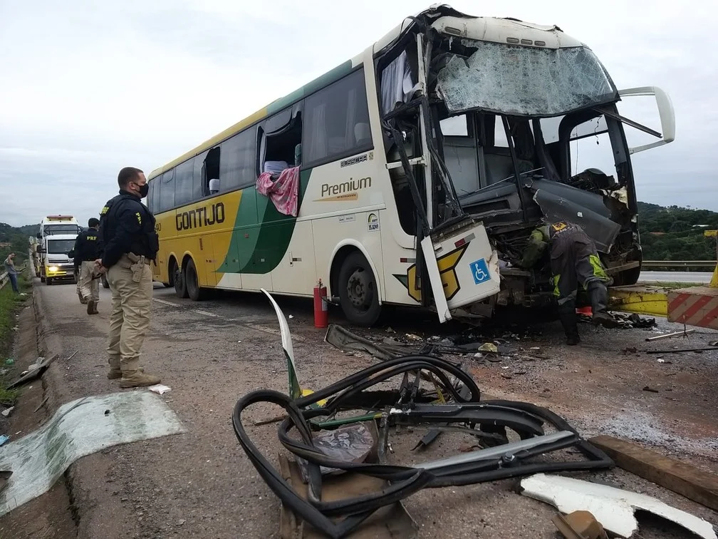 Acidente com ônibus que saiu de Bom Jesus da Lapa deixou 20 feridos em MG