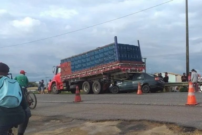 Homem morreu após bater carro em fundo de caminhão em Vitória da Conquista