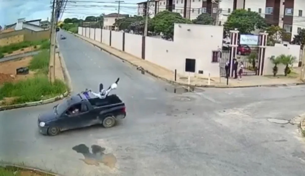 Motociclista foi atropelado e caiu dentro de carroceria de carro em Vitória da Conquista