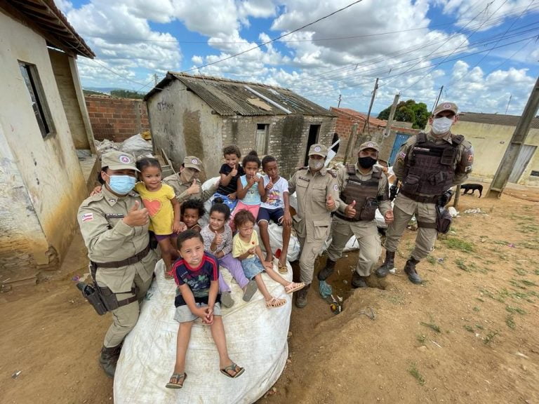 Patrulha Solidária entregou 450 sapatos para crianças em Vitória da Conquista