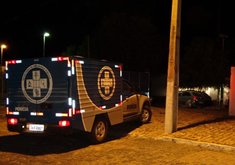 Foto mostra o rabecão, veículo usado pelo DPT para remoção de corpos