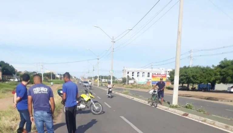 Mulher teve perna quebrada após ser atropelada por moto em Guanambi