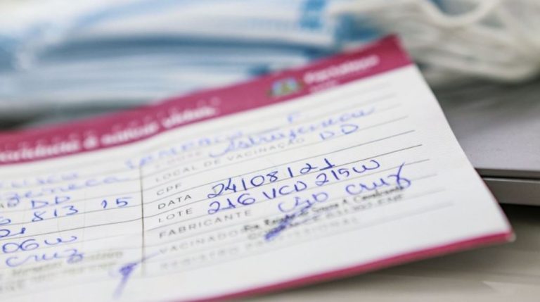 Maiores de 18 anos deverão apresentar comprovante de vacinação em escolas estaduais da Bahia