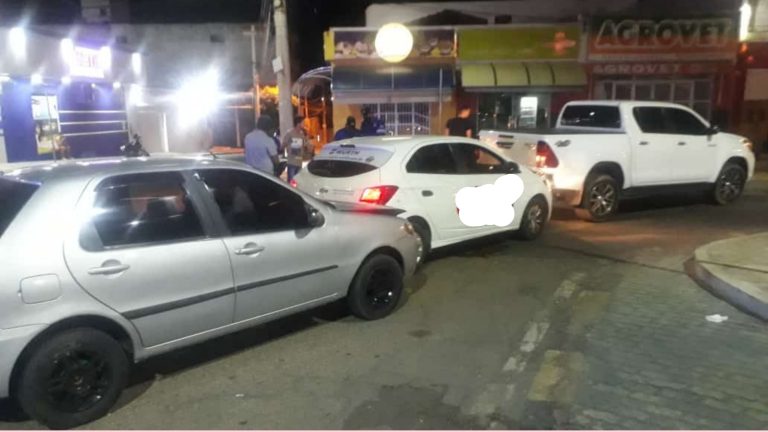 Engavetamento em rotatória envolveu três veículos em Guanambi