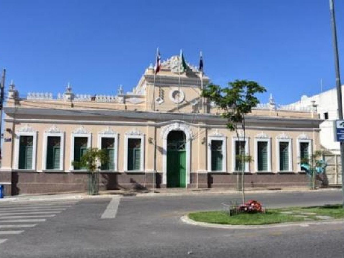 Foto mostra fachada da Prefeitura de Vitória da Conquista