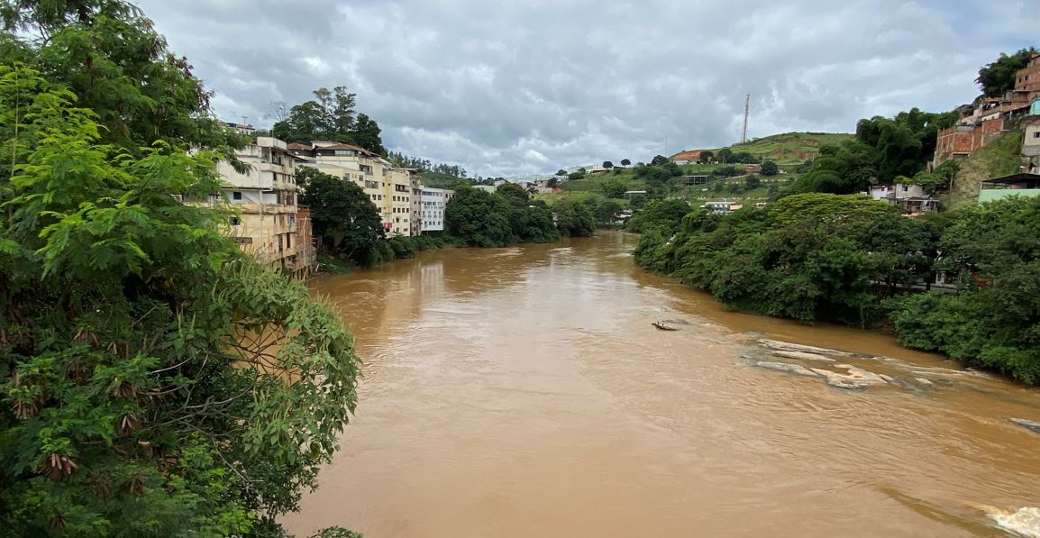 Pai joga filha de ponte e pula em rio de Ponte Nova, em Minas Gerais
