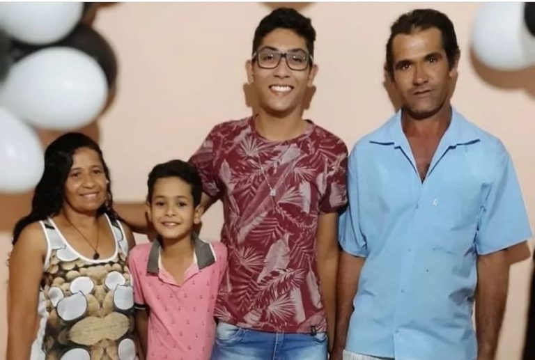 Vídeo viraliza após estudante de Caculé contar para o pai agricultor que passou em medicina