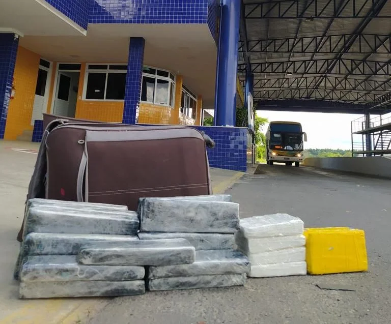 Mulher foi presa com 27kg drogas dentro de ônibus em Vitória da Conquista