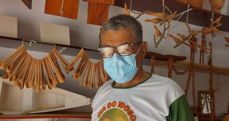 artesão arte em madeira guanambi