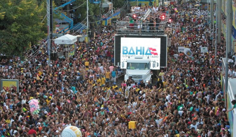 Decreto proíbe festas de rua até 2 de março e mantém limite de público para eventos em toda a Bahia