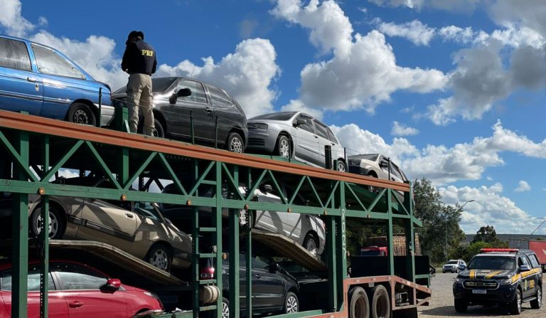 PRF encontrou carro roubado sendo transportado por cegonha em Vitória da Conquista