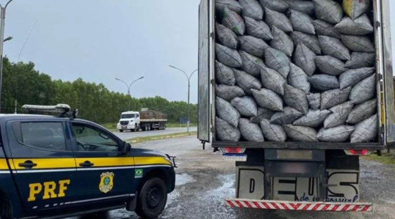 PRF flagrou jovem inabilitado transportando carvão clandestino na região de Vitória da Conquista