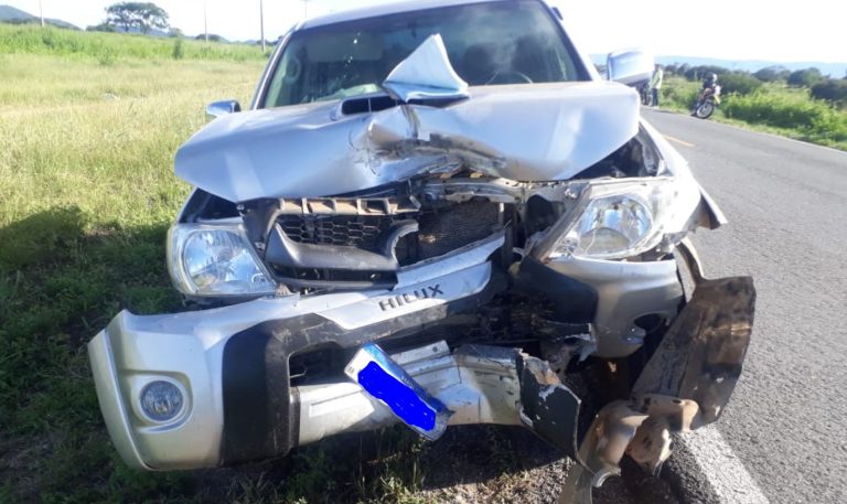 Condutor colidiu Hilux na traseira de outro veículo na BR-122, entre Guanambi e Candiba