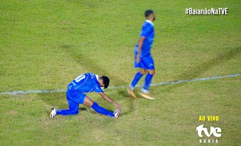 jogar do Doce Mel urina no campo