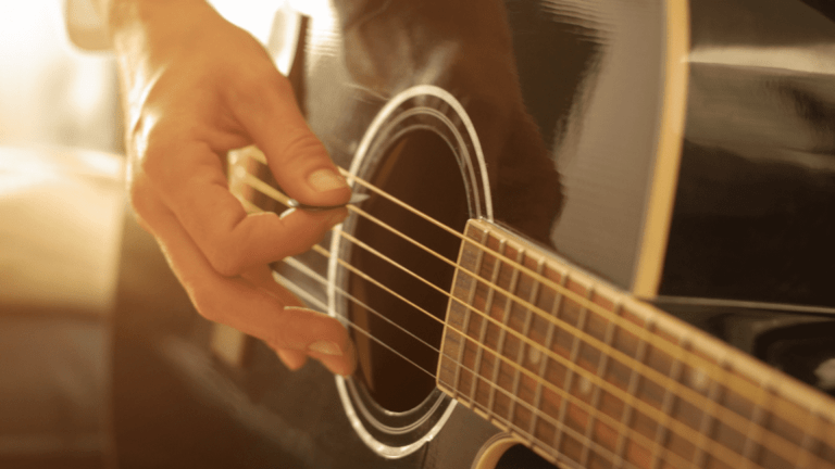 Vitória da Conquista oferece curso gratuito de violão para adolescentes e jovens