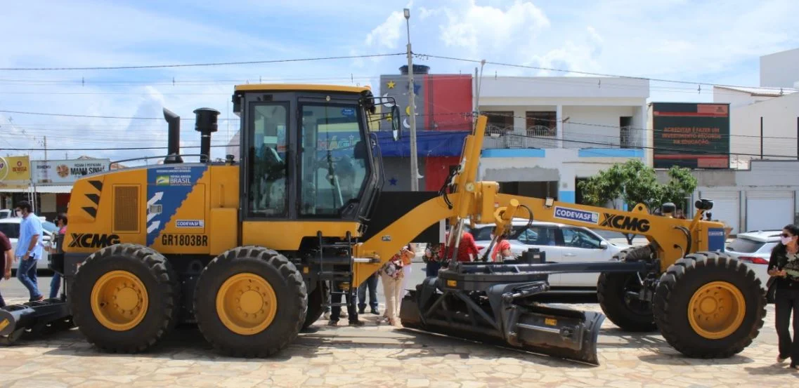 Prefeitura de Guanambi recebe motoniveladora de R$ 806 mil