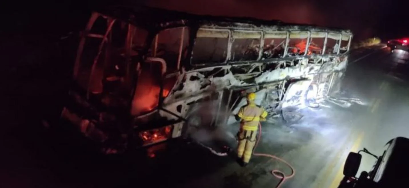 Ônibus que seguia de Caculé para São Paulo pegou fogo no Norte de Minas Gerais