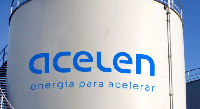 Foto mostra um tanque de combustíveis com a marca Acelen