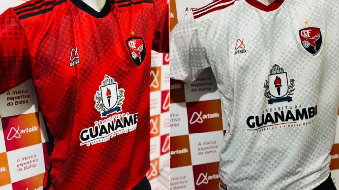 Imagem mostra duas fotos das frentes das camisas um e dois do Flamengo de Guanambi