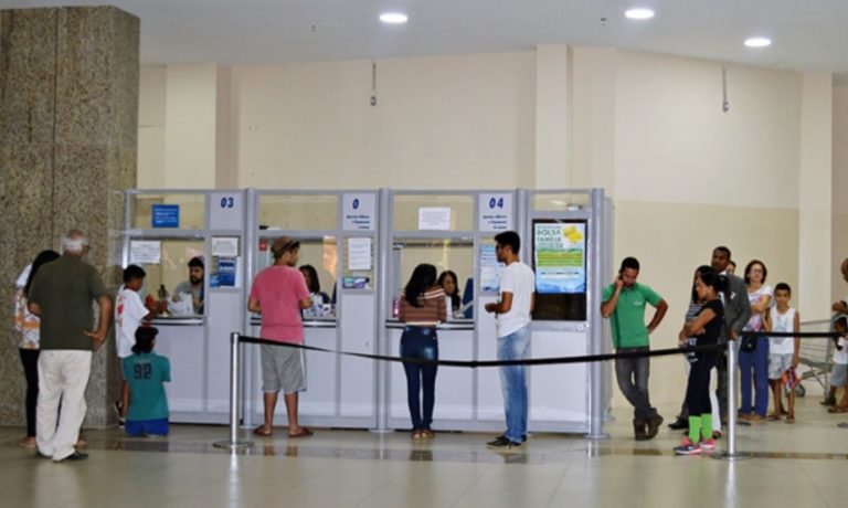 Foto mostra uma fila de pessoas em frente aos guichês da loto shopping em vitória da Conquista - Concurso 2462 da Mega-Sena