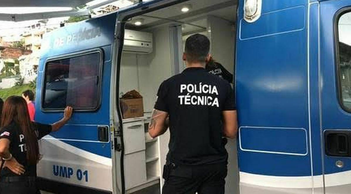 Concurso DPT Bahia A foto mostra um agente de polícia técnica de costas, em frente uma van do DPT