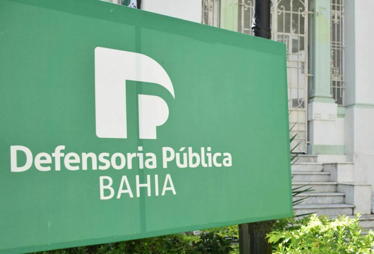 Foto mostra uma placa da Defensoria Pública da Bahia
