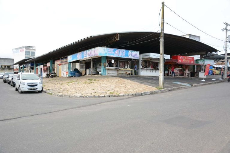 Foto mostra a fachada do galpão de uma das feiras de Vitória da Conquista