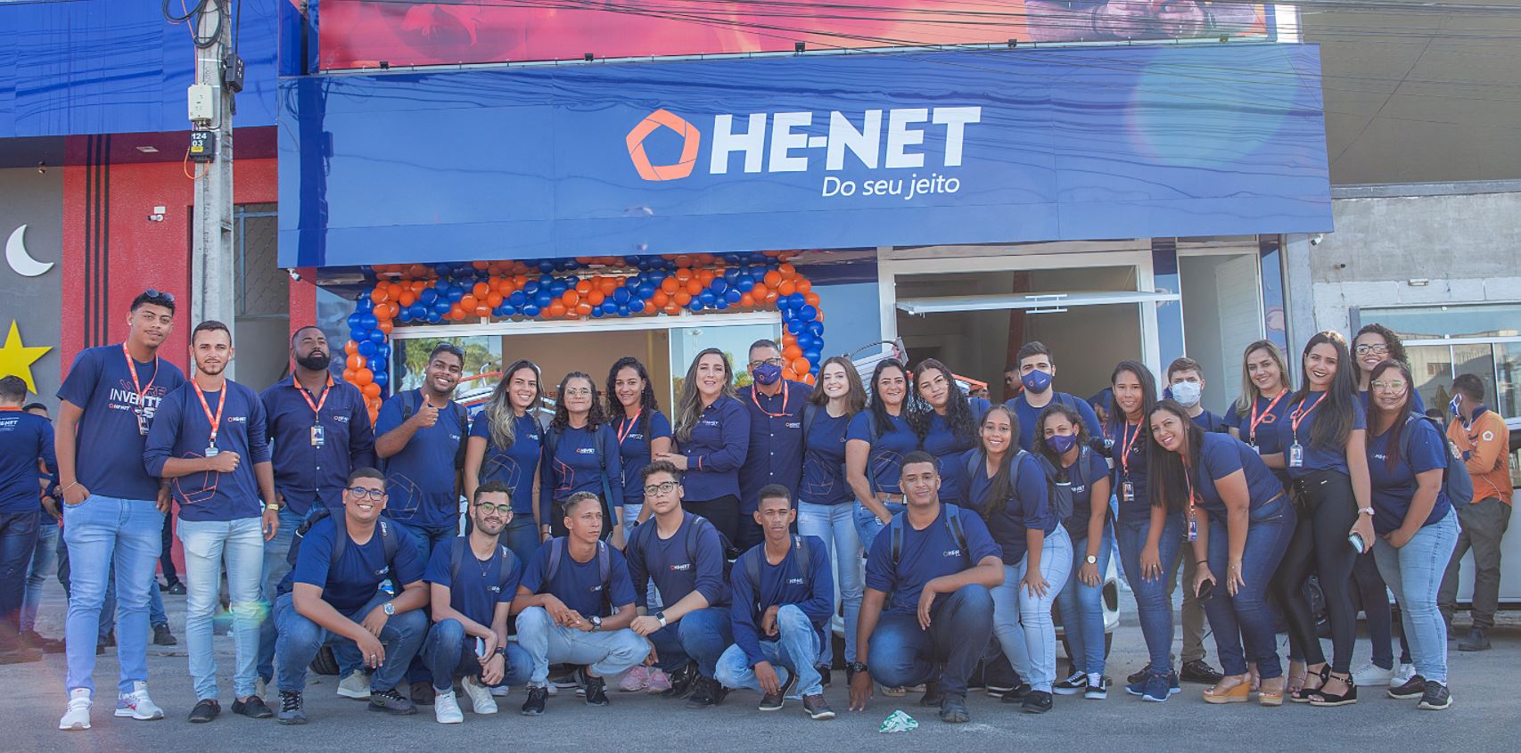 Foto mostra a equipe da HE-NET em frente à loja de Guanambi
