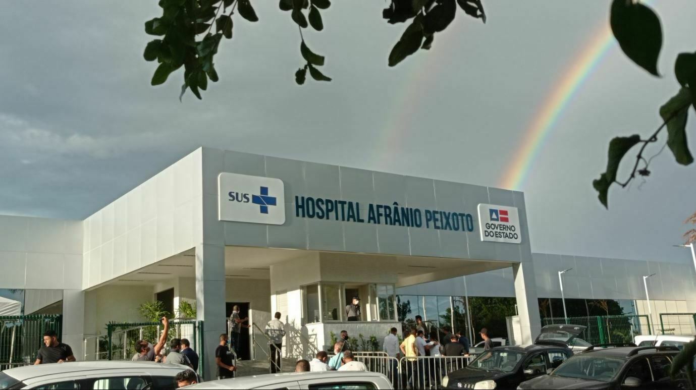 Imagem mostra fachada do novo hospital inaugurado em Vitória da Conquista