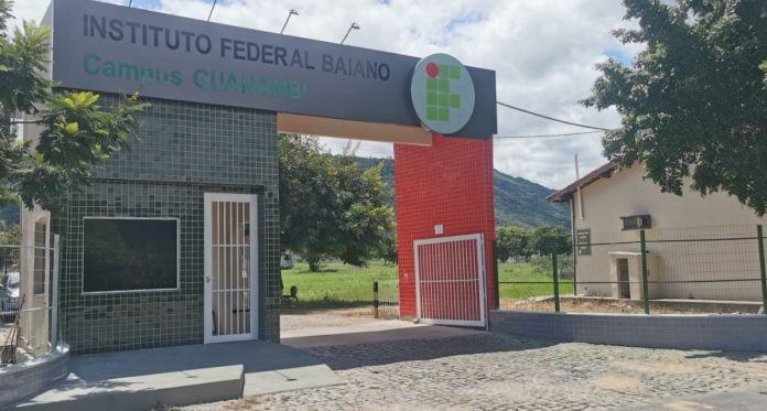 Foto mostra fachada da portaria do IF Baiano Campus Guanambi