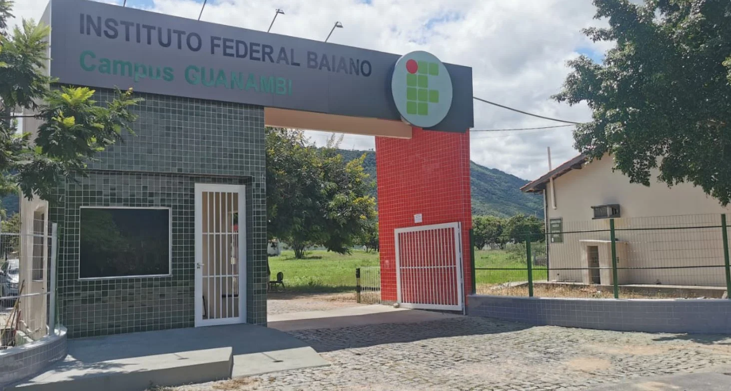 Foto mostra fachada da portaria do IF Baiano Campus Guanambi