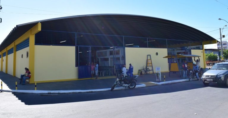 Foto mostra a fachada de um dos pavilhões da Feira de Guanambi