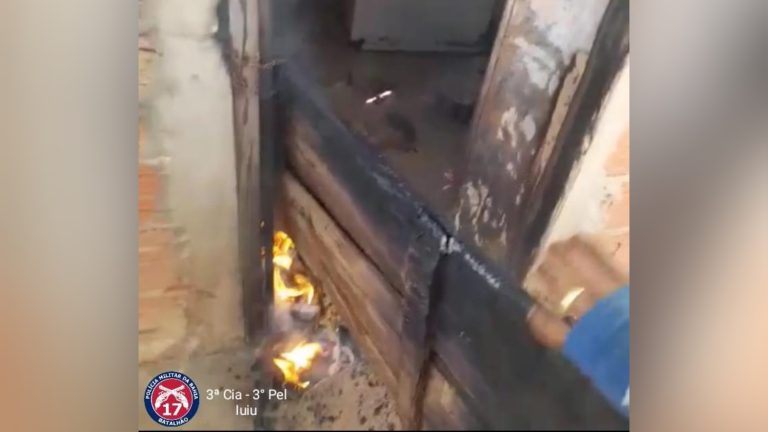 Mulher se trancou com criança e ateou fogo na própria casa na zona rural de Iuiu