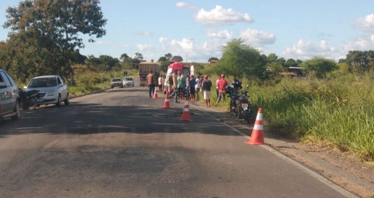 Foto mostra uma ambulância do Samu às margens da pista onde aconteceu o acidente