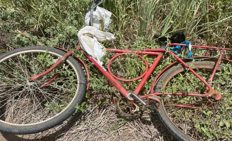 Bicicleta conduzida pelo idoso caída às margens da rodovia